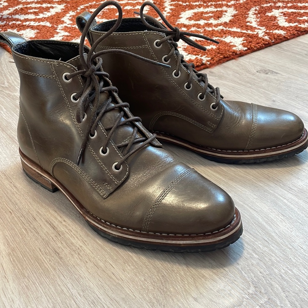 Helm olive green boots